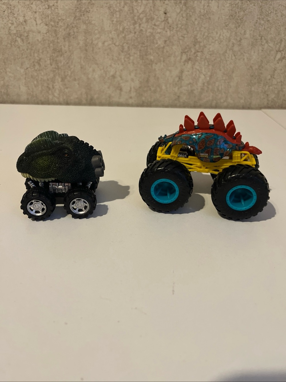 Hot Wheels Monster Truck Motosaurus & Dino Head Pull Back Vehicle 2 Trucks